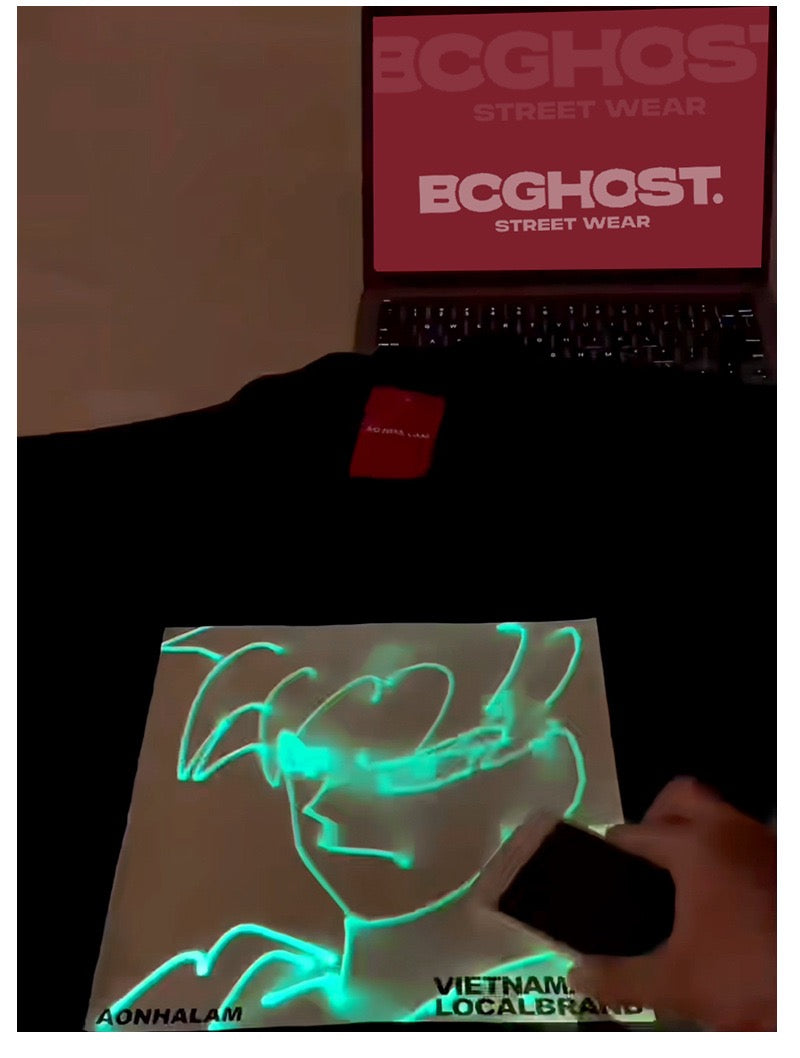 تيشيرت مضيء بتقنية UV